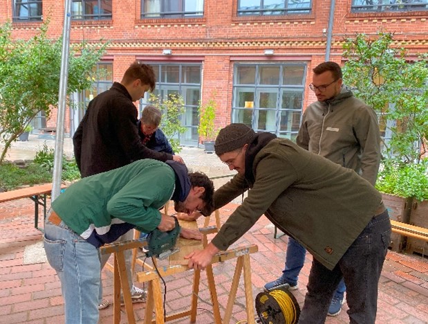 Mitarbeitende eines Unternehmens bei einem Social Day in der Fabrik Osloer Straße e.V.